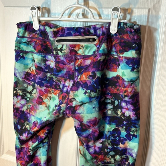 Size large Athleta Floral fade sonar capri activewear leggings style 438849 - Picture 8 of 8